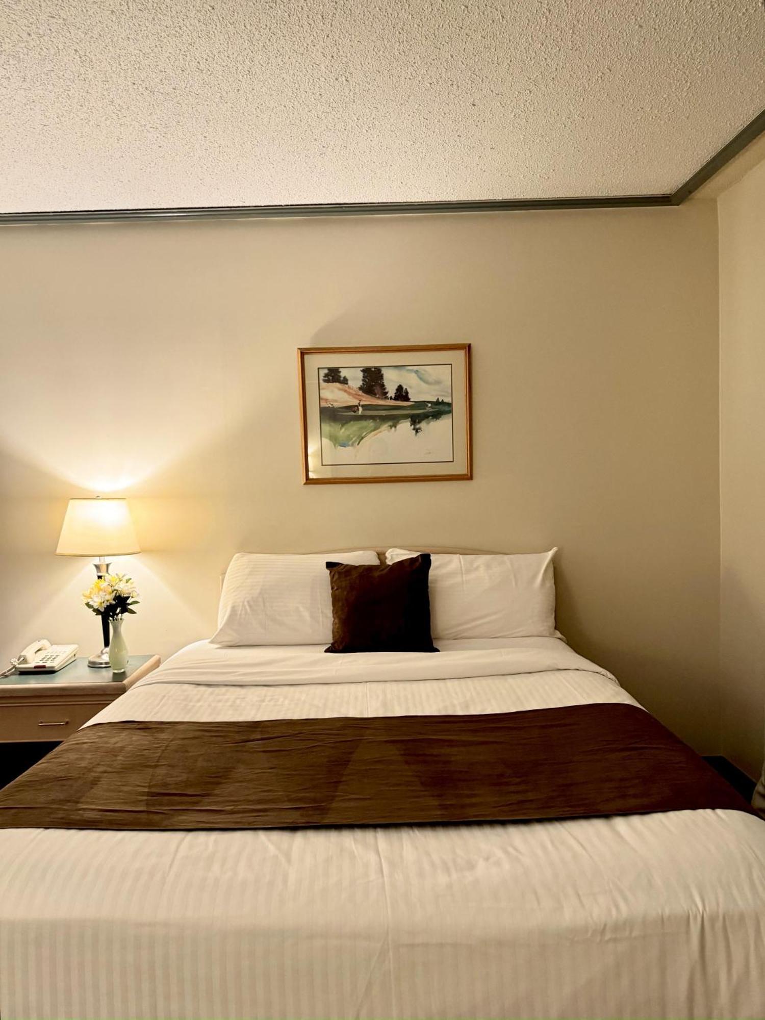 Divya Sutra Plaza And Conference Centre, Vernon, Bc Экстерьер фото