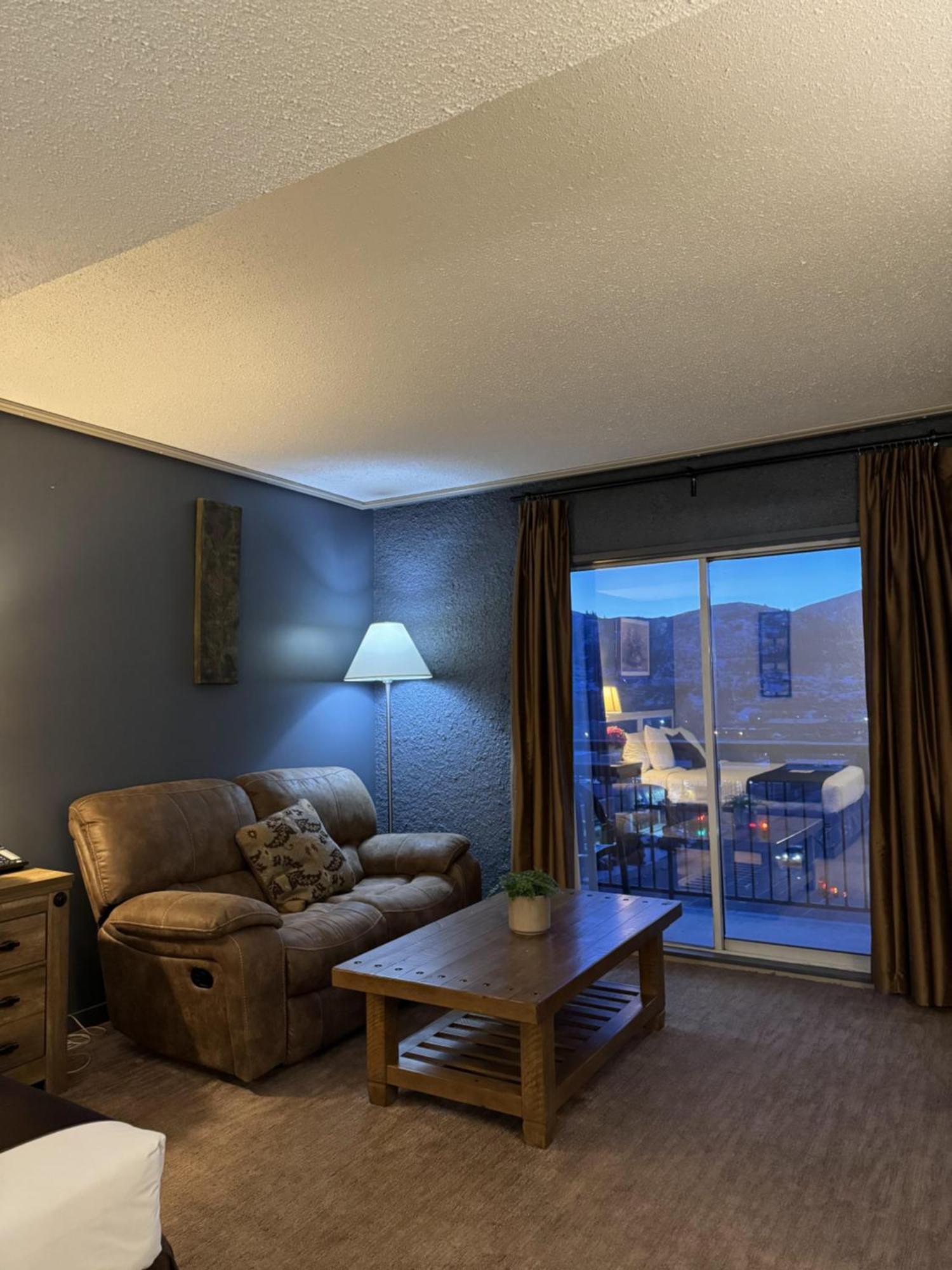 Divya Sutra Plaza And Conference Centre, Vernon, Bc Экстерьер фото