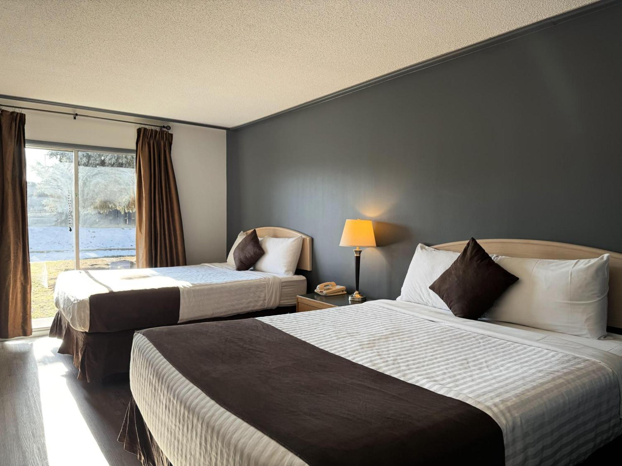 Divya Sutra Plaza And Conference Centre, Vernon, Bc Экстерьер фото
