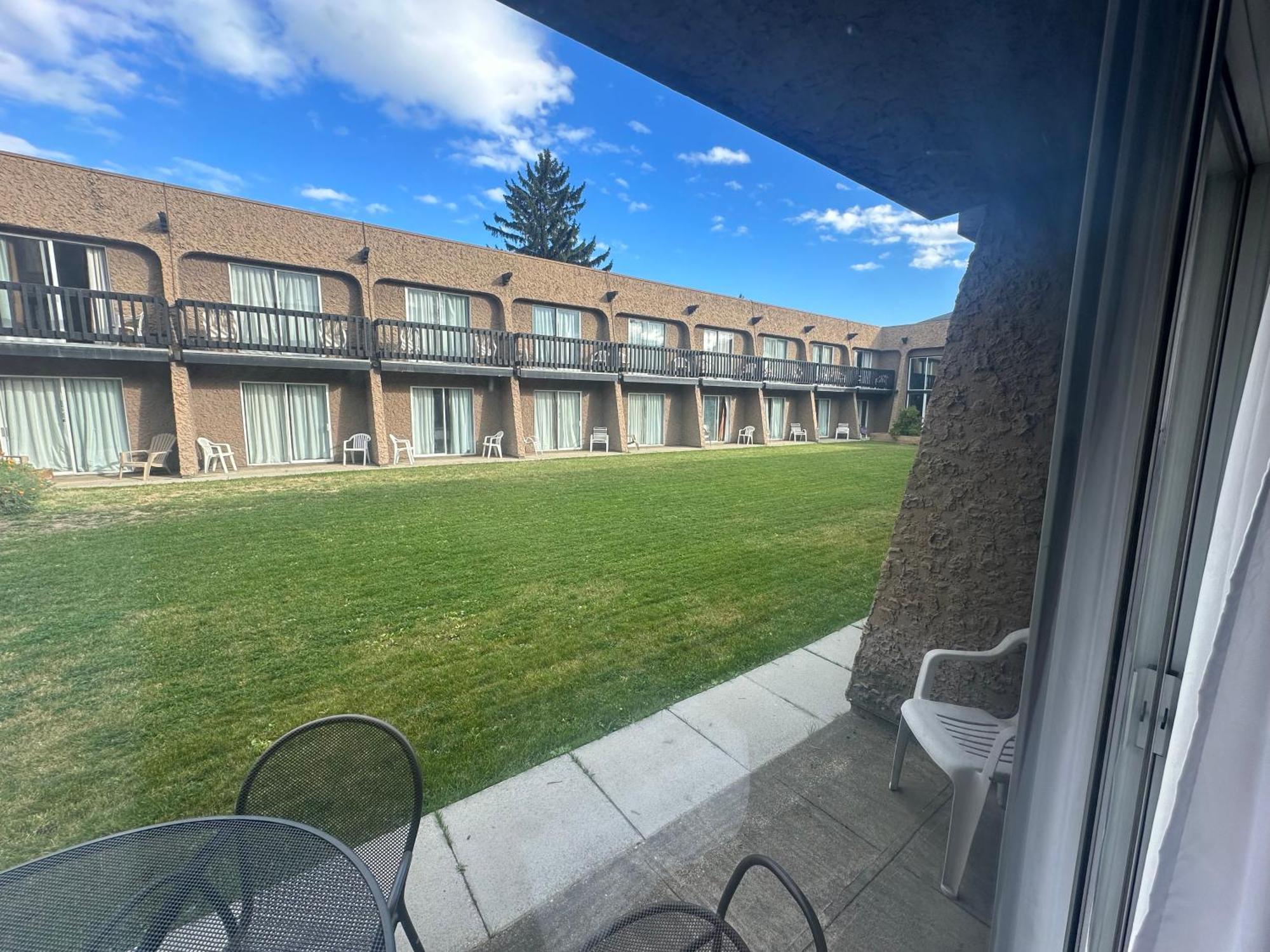 Divya Sutra Plaza And Conference Centre, Vernon, Bc Экстерьер фото